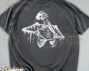 Könnte beinhalten: Ein anthrazitfarbenes Kurzarm-T-Shirt mit einer weißen grafischen Illustration eines Skeletts, das seinen eigenen Brustkorb öffnet. Das Design hat eine tropfende Tintenoptik. Das Shirt hat einen Rundhalsausschnitt und eine verwaschene Vintage-Optik.