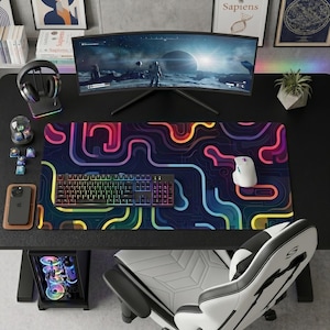 Op de afbeelding: Een gamingopstelling met een gebogen monitor met een ruimtescène, een kleurrijk toetsenbord en een muis op een patroon muismat. Het bureau bevat ook een koptelefoon, een telefoon en een decoratief licht. Een gamestoel staat op de voorgrond.