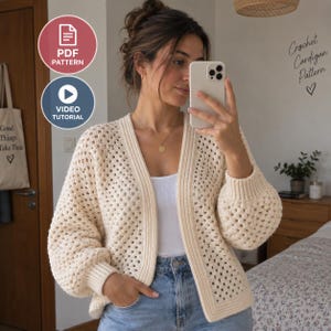 Peut inclure: Un cardigan en crochet de couleur crème avec un motif de carrés granny, des manches longues à poignets côtelés et une patte de boutonnage côtelée. Le vêtement est porté sur un haut blanc et un jean bleu. Le texte indique Crochet Cardigan Pattern.