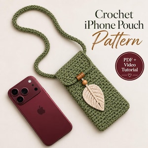 Könnte beinhalten: Eine dunkelolivgrüne gehäkelte iPhone-Tasche mit langem, passendem Trageriemen, verziert mit einem cremefarbenen Makramee-Blattanhänger und Holzperlen. Der Text lautet Crochet iPhone Pouch Pattern und PDF + Video Tutorial neben einem dunkelroten Smartphone.