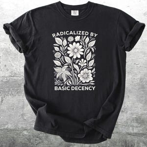 T-shirt geradicaliseerd door basis fatsoen, feministisch grafisch sweatshirt, top voor sociale rechtvaardigheid, cadeau activist, shirt gelijkheid, liberale kleding