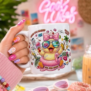 Peut inclure: Tasse en céramique blanche avec un canard de dessin animé portant des lunettes de soleil et un nœud rose, flottant dans une bouée en forme de flamant rose. La tasse porte l'inscription "Absurd Soda Mashup" et "Seal Soda Crazed".