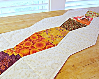 Gewatteerde herfsttafelloper: moderne patchworkbladeren, 14 x 34 inch