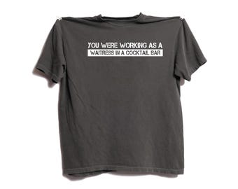 Maglietta grafica con cocktail bar retrò, maglietta con colori nostalgici e confortevoli