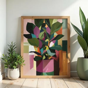 Puede incluir: Un cuadro abstracto enmarcado de una planta con grandes hojas verdes en una maceta rosa, sobre un fondo de formas geométricas en tonos rosa, naranja, amarillo y verde, colocado entre dos plantas reales en macetas sobre un suelo de madera.