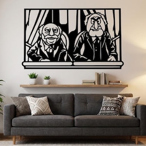 Könnte beinhalten: Schwarz-weiße Wanddekoration mit zwei Cartoon-Figuren in Anzügen, die wie ein Fenster gerahmt sind. Der Text lautet "DIGITALER DOWNLOAD" und "SOFORTIGER ZUGRIFF. SVG, PNG, DXF, PDF-DATEIEN ENTHALTEN". Das Etsy-Logo ist ebenfalls sichtbar.