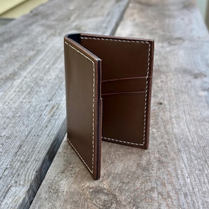 Handgefertigtes Portemonnaie aus Kalbsleder in Siena und schwarzem Kalbsleder – minimalistisch mit 4 Kartenfächern – handgenäht, schlankes Profil