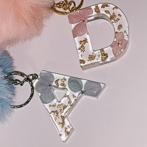 Portachiavi iniziale in resina con fiori, carta oro, argento o oro rosa, completamente personalizzato