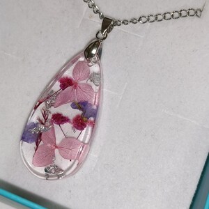 Collana con pendente e fiori esiccati, carta oro, argento e oro rosa