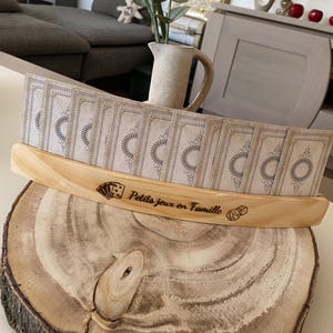 Porte-cartes en bois pour enfant - Support mains libres personnalisable pour jeux de société en famille