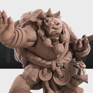 以下が含まれることがあります： 厳格な表情をしたカメのような生き物の、詳細な茶色のフィギュア。このフィギュアは、甲羅、ビーズ、ロープのようなアクセントなど、装飾的なディテールで飾られています。この生き物は、ジェスチャーをするかのように、片腕を上げてポーズをとっています。