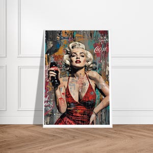 Può includere: Stampa pop art di Marilyn Monroe con una bottiglia di Coca-Cola. Indossa un vestito rosso e ha i capelli biondi. Lo sfondo è un murale in stile graffiti con vari colori e testo.