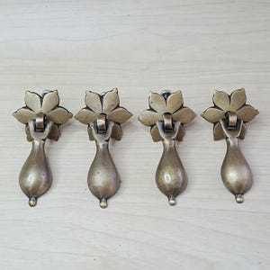 Tiradores de pomo con forma de lágrima y flor de latón antiguo de 71 mm (4 unidades)