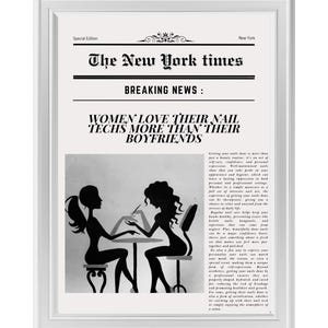 Puede incluir: Una impresión en blanco y negro enmarcada diseñada para parecerse a una portada de periódico. El titular dice: "LAS MUJERES AMAN A SUS TÉCNICAS DE UÑAS MÁS QUE A SUS NOVIOS". La imagen muestra dos siluetas de mujeres en una mesa, una de ellas haciéndose la manicura.