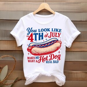 Perro caliente del 4 de julio PNG, SVG, diseño de sublimación patriótico retro, cita divertida del Día de la Independencia, imágenes prediseñadas de "Te ves como el 4 de julio"