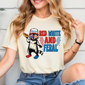 Grappige wasbeer USA PNG, 4 juli shirtontwerp, Merica PNG, patriottische dierlijke clipart, rood wit en wild, wasbeer hotdog png, digitale dow