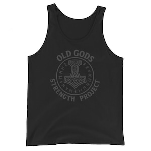 Puede incluir: Camiseta sin mangas negra con un diseño circular gris que dice "OLD GODS STRENGTH PROJECT" alrededor de un símbolo de martillo. La camiseta sin mangas es sin mangas y está hecha de un material suave.