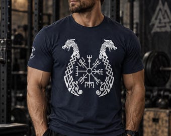 Könnte beinhalten: Ein kurzärmeliges T-Shirt in Marineblau mit einem weißen Grafikdruck auf der Brust. Das Design zeigt zwei symmetrische Drachenköpfe, die nach außen blicken und ein zentrales Vegvisir-Symbol mit komplexen Knotenmustern im gesamten Motiv flankieren.