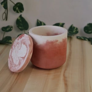 Rosa marmorerad cementbehållare – Kruka med lock – Handgjord – Perfekt för ljus eller växter – Unikt dekorativt föremål – Franskt hantverk