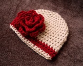 Crochet el sombrero del día de San Valentín bebé flor - Tan bebé gorrita tejida con flor de rosa rojo profundo