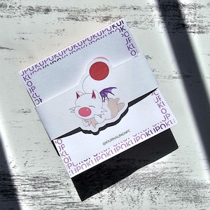 Könnte beinhalten: Eine weiß-violette Karte mit einer Cartoon-Charakter-Illustration. Der Charakter hat weißes Fell, eine rosa Nase und lila Flügel. Die Karte trägt den Text "JPOKOPOKOPOKOPOKOPOKUI" und "@JOURNALINGNPC".