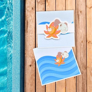 Può includere: Due biglietti azzurri con un disegno a onde e un adesivo a forma di sole e ariete dei cartoni animati. I biglietti sono su una superficie di legno accanto a una piscina. Il sole è arancione e giallo con una faccia sorridente.
