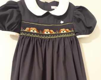 Robe smockée de main avec des chiots