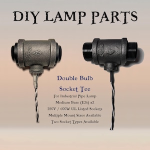 Puede incluir: Dos tes de enchufe para lámparas industriales. Uno es de color gris oscuro, el otro negro. El texto "DIY LAMP PARTS" está en la parte superior. El texto "Double Bulb Socket Tee" está debajo. También se incluye el texto "For Industrial Pipe Lamp".