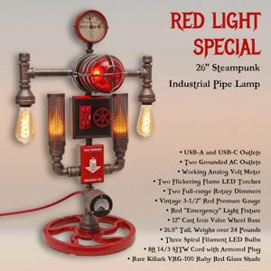 Puede incluir: Una lámpara industrial de tubería steampunk de 66 cm de altura con una pantalla de vidrio rojo. La lámpara cuenta con un quemador de gas, un manómetro y una base de rueda de válvula. Tiene salidas USB-A y USB-C, dos salidas de CA con conexión a tierra, dos antorchas LED de llama parpadeante, dos atenuadores rotatorios de rango completo y tres bombillas LED de filamento en espiral.