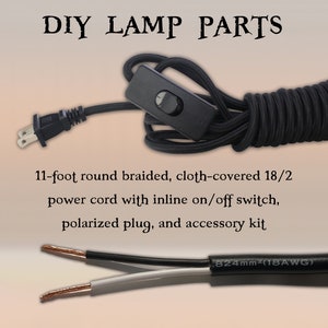Puede incluir: Un cable de alimentación redondo trenzado y cubierto de tela de 3,35 metros, calibre 18/2, con interruptor de encendido/apagado y enchufe polarizado. El texto DIY LAMP PARTS es visible y el extremo del cable indica 824mm2(18AWG).