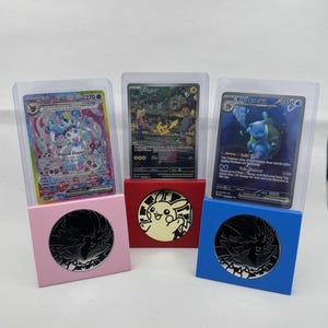 TopLoader Pokémon Kartenhalter mit Münz Display – TKG Aufsteller. Mehrere Farben verfügbar! Toplader inklusive!