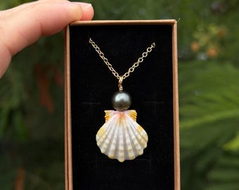Rare Albino and Yellow Hawaiian Sunrise Shell Gold Necklace with Tahitian Pearl
