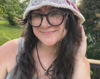 Cappello a secchiello all'uncinetto a sorpresa