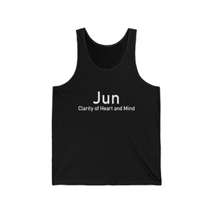 Puede incluir: Camiseta sin mangas negra con la palabra "Jun" en blanco, junto con la frase "Clarity of Heart and Mind". La camiseta sin mangas está hecha de un material suave.