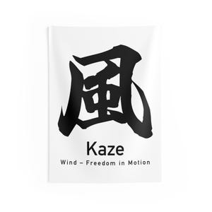 Op de afbeelding: Witte wanddecoratie met een groot zwart Japans kanji-symbool voor "Wind". Onder het symbool staat het woord "Kaze", met daaronder de zin "Wind - Freedom in Motion".