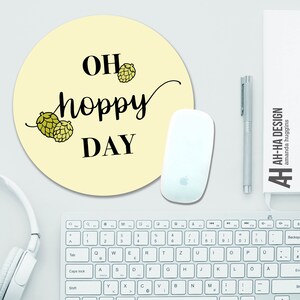 Oh Hoppy Day Beer Pun Round Mousepad | Beer Lover Hops Illustrated Circular Mouse Pad