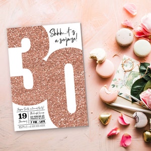 Invitación imprimible en oro rosa y negro para fiesta sorpresa de cumpleaños número 30