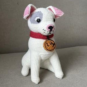Padrão de crochê para cachorro amigurumi com bolinhas em formato de coração em PDF – Filhote fofo sentado com coleira e etiqueta, tutorial passo a passo