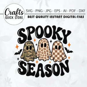 Op de afbeelding: Een digitaal grafisch ontwerp met de tekst SPOOKY SEASON in dikke zwarte letters. Drie spookfiguren staan in het midden, één met een camouflagepatroon, één met een luipaardprint en één met een bruin dambordpatroon, geaccentueerd door zwarte vleermuizen en oranje sterren.