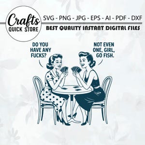 以下が含まれることがあります： 2 人の女性がトランプをしているレトロなイラストの白黒デジタルファイル。一人の女性は「DO YOU HAVE ANY FUCKS?」と尋ね、もう一人は「NOT EVEN ONE, GIRL, GO FISH」と答えます。「Crafts QUICK STORE」のテキストとファイルタイプのオプションが含まれています。