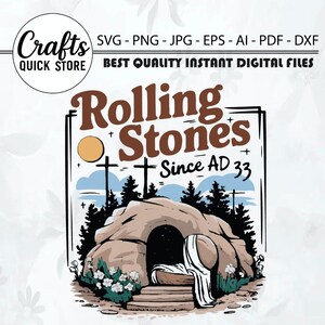 Puede incluir: Diseño digital con el texto "Rolling Stones Since AD 33" en marrón, y un gráfico de una tumba y cruces. El diseño incluye el texto "Crafts Quick Store" e información del tipo de archivo: SVG, PNG, JPG, EPS, AI, PDF, DXF.