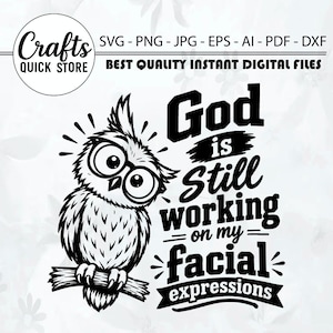 Może przedstawiać: Czarno-biała grafika cyfrowa przedstawiająca sowę w okularach siedzącą na gałęzi. Tekst brzmi: Crafts QUICK STORE, SVG-PNG-JPG-EPS-AI-PDF-DXF, BEST QUALITY INSTANT DIGITAL FILES oraz God is Still working on my facial expressions.