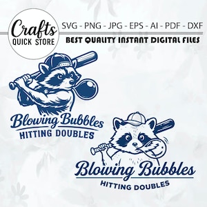 Può includere: Un design grafico digitale blu scuro con due procioni che indossano cappellini da baseball e tengono mazze. Un procione tiene una bacchetta per bolle, l'altro ne soffia una. Il testo recita Crafts QUICK STORE, SVG-PNG-JPG-EPS-AI-PDF-DXF, BEST QUALITY INSTANT DIGITAL FILES, BLOWING BUBBLES HITTING DOUBLES.