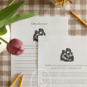 Pu&ograve; includere: Due fogli di carta a righe con la parola "Obbedienza" e un'illustrazione vintage di una famiglia. Il testo "Figli, obbedite ai vostri genitori in ogni cosa, perch&eacute; questo &egrave; gradito al Signore. - Colossesi 3:20" &egrave; stampato. Sono visibili anche matite gialle e un tulipano rosa.