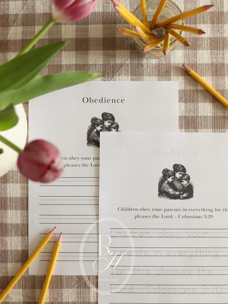 Pu&ograve; includere: Due fogli di carta a righe con la parola "Obbedienza" e un'illustrazione vintage di una famiglia. Il testo "Figli, obbedite ai vostri genitori in ogni cosa, perch&eacute; questo &egrave; gradito al Signore. - Colossesi 3:20" &egrave; stampato. Sono visibili anche matite gialle e un tulipano rosa.
