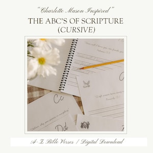 Peut inclure: Téléchargement numérique intitulé "The ABC's of Scripture (Cursive)" avec le texte "Charlotte Mason Inspired". L'image montre un cahier à spirales avec des exercices d'écriture cursive, un crayon et des cartes avec des versets bibliques. Des fleurs blanches sont en arrière-plan.