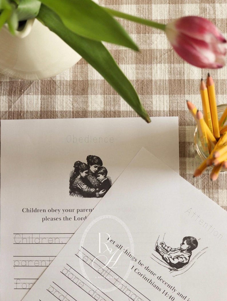 Pu&ograve; includere: Due fogli di carta con testo e illustrazioni, uno con la parola "Obbedienza" e un'immagine di una madre e dei bambini, l'altro con "Attenzione" e un bambino che legge. Matite e un vaso con un tulipano sono sullo sfondo.