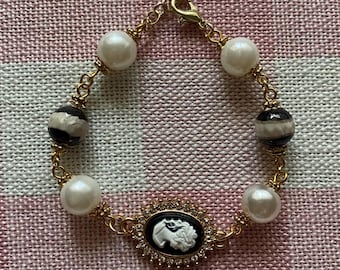 Cameo & Pearl Charm Bracelet - Vintage-inspired Beaded Jewelry / Cameo jewelry