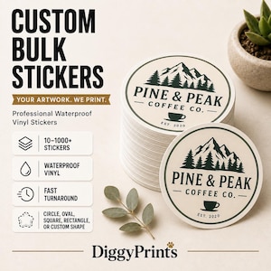 Può includere: Una pila di adesivi circolari con sfondo color crema, caratterizzati da una grafica verde scuro di montagne e pini, il testo PINE & PEAK COFFEE CO. EST. 2020 e un'icona di tazza da caffè. Il testo CUSTOM BULK STICKERS e YOUR ARTWORK. WE PRINT. è visibile.