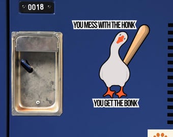 Pode incluir: Um cacifo azul com um autocolante com um ganso de desenho animado a segurar um taco de basebol. O texto no autocolante diz: "YOU MESS WITH THE HONK YOU GET THE BONK."